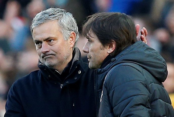 Sepak Bola - Liga Premier - Manchester United vs Chelsea - Old Trafford, Manchester, Inggris - 25 Februari 2018 Manajer Manchester United Jose Mourinho dengan manajer Chelsea Antonio Conte setelah pertandingan REUTERS/Andrew Yates EDITORIAL USE ONLY.  Dilarang menggunakan audio, video, data, daftar perlengkapan, logo klub/liga yang tidak sah, atau 