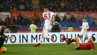 Patrick Cutrone membuka keunggulan Rossoneri saat sontekannya dari jarak dekat menjebol gawang Alisson Becker di menit 48. (REUTERS/Alessandro Bianchi)