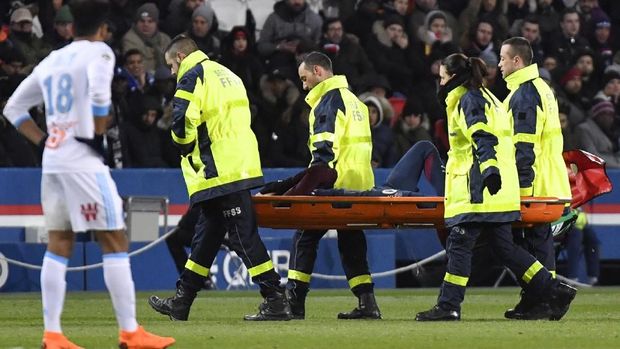 Neymar harus ditandu keluar lapangan pada duel lawan Marseille.