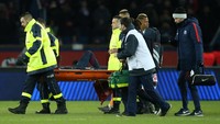 Kondisi Neymar sudah tentu membuat PSG harap-harap cemas karena harus melakoni laga penentuan melawan Real Madrid di babak 16 besar Liga Champions pada 6 Maret. Di leg pertama, Le Parisiens tertinggal 1-3. (Foto: Stephane Mahe/Reuters)