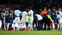 Petugas medis kemudian datang dan menandu mantan bintang Barcelona itu ke luar lapangan. PSG yang kadung menghabiskan jatah pergantian pemain, mesti melalui sisa waktu dengan 10 pemain. (Foto: Stephane Mahe/Reuters)