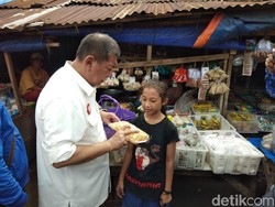 Deddy Mizwar Borong Dagangan Anak Putus Sekolah di Depok