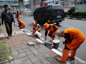 DPRD Minta Perbaikan Trotoar Sudirman Selesai Sebelum Asian Games DPRD Minta Perbaikan Trotoar Sudirman Selesai Sebelum Asian Games