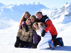 Pelukan Erat Keluarga Raja-Ratu Belanda Berlatarkan Salju Pelukan Erat Keluarga Raja-Ratu Belanda Berlatarkan Salju