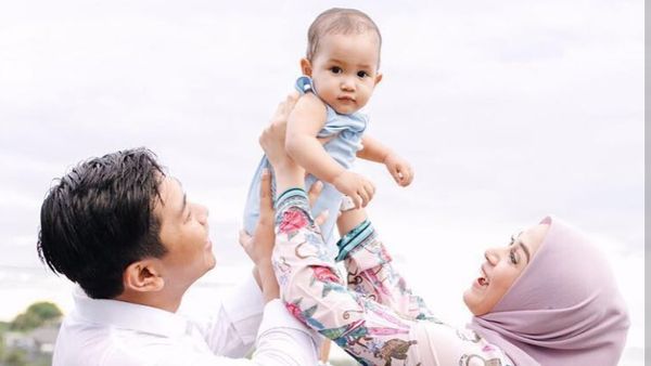 Potret Penuh Senyum Keluarga Kecil Nina Zatulini