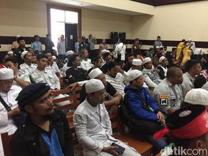 Jonru Baca Pembelaan, Pendukung Penuhi Ruang Sidang Jonru Baca Pembelaan, Pendukung Penuhi Ruang Sidang