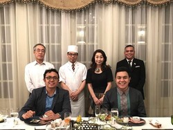 Mengintip Gaya Makan Penyanyi Tulus dan Ngopi di Kafe Bentuk Kamera