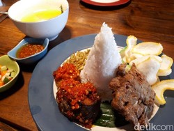 Ada Nasi Campur Papua dan Kopi Gula Bakar Sedap di Sini