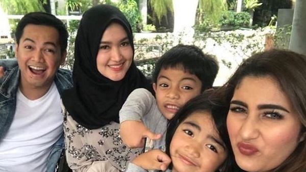 Happy Day! Kebersamaan Tommy Kurniawan, Istri dan Mantan Istrinya