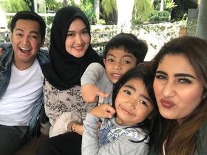 Happy Day! Kebersamaan Tommy Kurniawan, Istri dan Mantan Istrinya Happy Day! Kebersamaan Tommy Kurniawan, Istri dan Mantan Istrinya