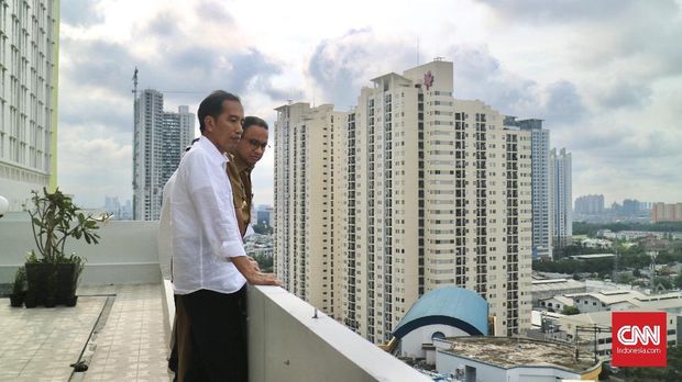 Presiden RI Joko Widodo mengecek kesiapan wisma atlet di Kemayoran untuk Asian Games 2018. (