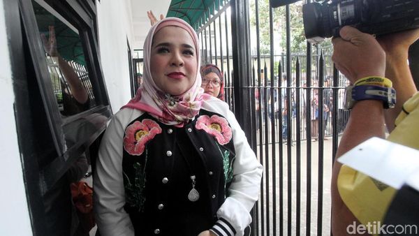 Fitria Sukaesih Datangi Polda Metro Jaya