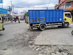 Parah! Seperti Ini Kondisi Lubang di Jalan Solo-Purwodadi