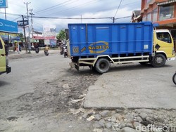 Parah! Seperti Ini Kondisi Lubang di Jalan Solo-Purwodadi