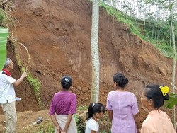 Longsor di Jember, Warga Terisolasi dan Kesulitan Air Bersih