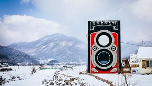 Menikmati Kopi Dengan Pemandangan Menakjubkan di Dalam Kamera Besar