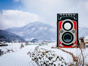 Menikmati Kopi Dengan Pemandangan Menakjubkan di Dalam Kamera Besar