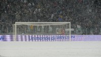 Laga Juventus vs Atalanta harusnya digelar Senin (25/2) dinihari WIB pukul 00.00. Tapi salju tebal menutupi lapangan. (Massimo Pinca/Reuters)