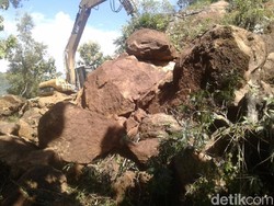 Empat Alat Berat Bersihkan Longsor di Jalur Ponorogo-Pacitan