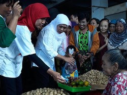 Joget dan Borong Belanjaan Warnai Kampanye Khofifah di Madiun