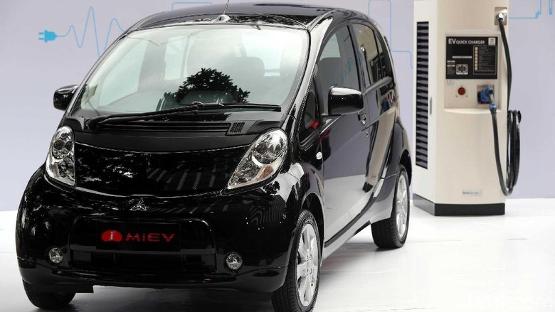 Mitsubishi Serahkan Kendaraan Listrik Kepada Pemerintah
CEO Mitsubishi Motors Osamu Masuko secara simbolis menyerahkan kunci kepada Menteri Perindustrian Airlangga Hartarto saat berlangsungnya acara penyerahan kendaraan listrik kepada pemerintah Indonesia, Jakarta, Senin (26/2/2018). Dalam kesempatan ini Mistsubishi motors menyerahkan kendaraan listrik kepada pemerintah indonesia sebanyak 8 unit Mitsubishi Outlander PHEV Plug in Hybrid, 2 unit Mitsubishi i-MiEV dan 4 unit quick charger. Grandyos Zafna/detikcom
