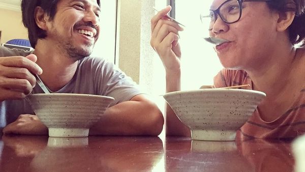 10 Momen Mesra Ariyo Wahab dan Istri Saat Makan Bareng Ini Bikin Baper!