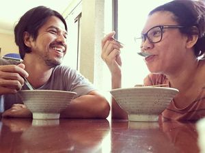 10 Momen Mesra Ariyo Wahab dan Istri Saat Makan Bareng Ini Bikin Baper!