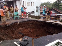 Tergerus Air, Jalan Sindoro I Ungaran Amblas dan Berlubang