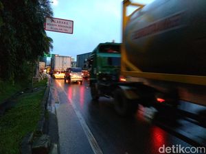 Pagi-pagi Buta, Tol Bekasi Arah Jakarta Sudah Macet