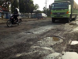 Banjir Luapan Bengawan Solo Rusak Jalan Poros di Lamongan