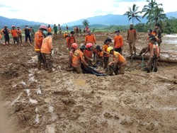 Basarnas Terjunkan Ekskavator dan Heli di Penanganan Longsor Brebes
