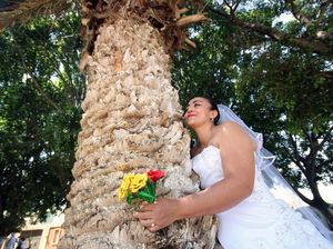 Wanita di Meksiko Ramai-ramai Menikahi Pohon, Ada Apa?