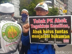 2 Mobil Komando Massa Pro dan Kontra Ahok Saling Adu Suara