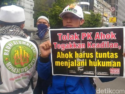Adu Spanduk Massa Pro dan Kontra PK Ahok