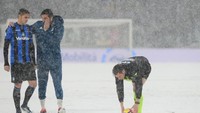 Wasit beserta kapten kedua tim, Gianluigi Buffon dan Rafael Toloi, melakukan inspeksi lapangan. (Foto: Massimo Pinca/Reuters)
