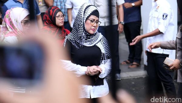 Ungkapan Hati Elvy Sukaesih Usai Jenguk Dhawiya