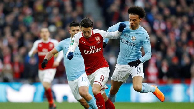 Leroy Sane (kanan) mampu membuat pertahanan Arsenal keteteran. (