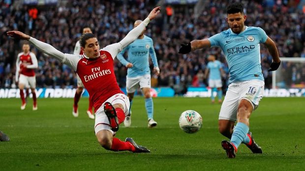 Sergio Aguero mencetak gol keunggulan Manchester City pada babak pertama. (