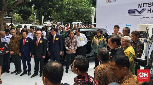 Suasana penyerahan 10 mobil listrik Mitsubishi ke Kemenperin.