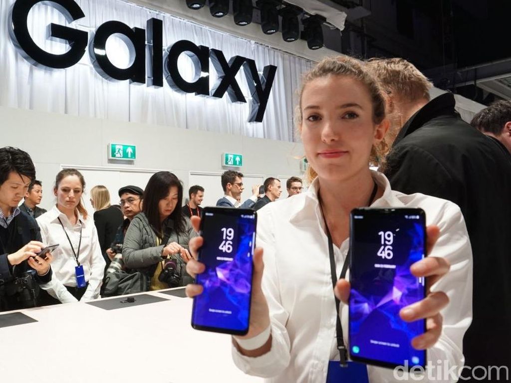 Menggenggam Galaxy S9 dan S9+ yang Menawan Menggenggam Galaxy S9 dan S9+ yang Menawan