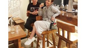 10 Pose Centil Ayu Dewi Bersama Nasi Goreng, Kopi hingga Cake!