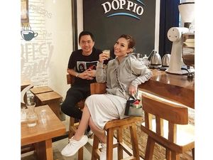 10 Pose Centil Ayu Dewi Bersama Nasi Goreng, Kopi hingga Cake!