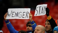 Berbeda dengan fans lain, yang ini justru ingin Wenger bertahan. Tapi kampanye Wenger Stay ini secara sarkastis dilakukan oleh fans tim rival. (Foto: Carl Recine/Action Images via Reuters)