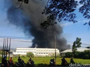 Pabrik Tekstil di Pasuruan Terbakar, 6 Mobil PMK Diterjunkan Pabrik Tekstil di Pasuruan Terbakar, 6 Mobil PMK Diterjunkan