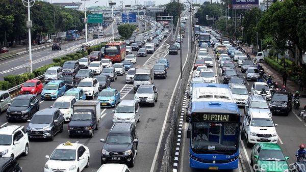 Tol Jakarta-Tangerang Arah Tomang Macet 15 Km