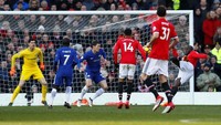 Pada babak kedua, Lukaku nyaris mencetak gol lagi melalui sebuah tembakan akrobatik. Tapi, tembakannya ditepis Thibaut Courtois. Foto: Jason Cairnduff/Action Images via Reuters