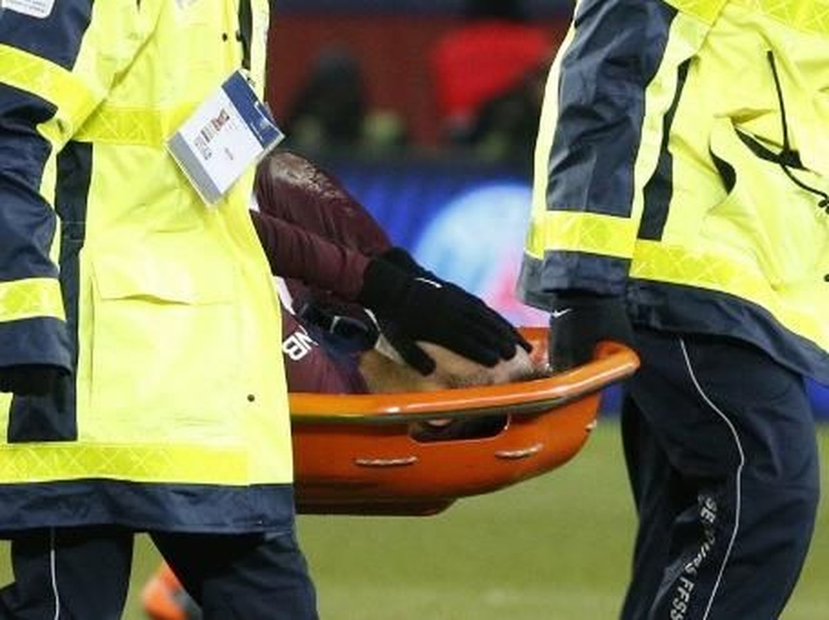 Neymar mengalami cedera metatarsal (Geoffroy van der Hasselt/AFP Photo)