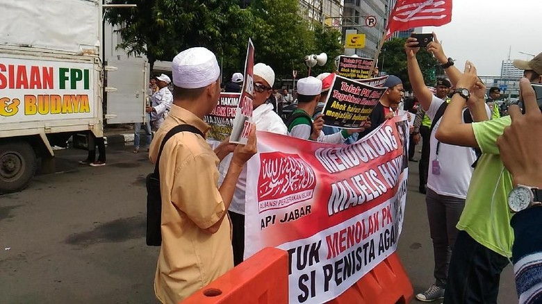 Foto: Massa Pro-Kontra PK Ahok Mulai Datangi PN Jakut
