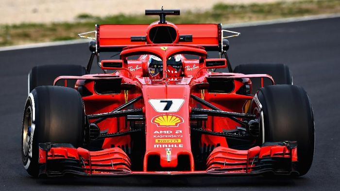 Driver Ferrari Kimi Raikkonen dalam tes pramusim perdana Formula 1 2018 di Barcelona. (Foto: Patrik Lundin/Getty Images)
