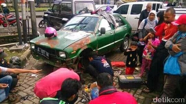 Mobil Mogok, Abah dan Ambu Nginap di Mobil 6 Hari